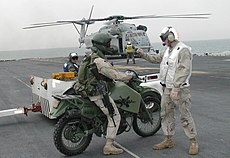 Amerikaanse marinier op een bijzondere motorfiets: De HDT M1030M1 dieselmotorfiets.