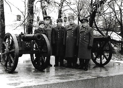 Богатищев В. И. (второй справа) с руководителями фельдсвязи у орудий 1812 г., Смоленская крепость