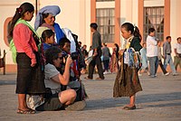 Při fotografování dětí je dobré snímat ve výšce jejich očí, fotograf Victor Diaz Lamich