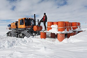 Женщина, работающая в полевом лагере Разделение Западно-Антарктического ледяного щита (WAIS) в 2012 году.