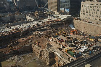 Гигантская стройплощадка на месте Всемирного торгового центра в 2008 году. Железобетонная конструкция поперёк снимка — короб, через который шли поезда