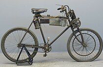 Deze Werner uit 1899 is al een verbeterde versie van het oorspronkelijke model, maar de motor ligt nog boven het voorwiel