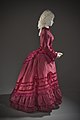 Vestido com anquinha de c. 1874.