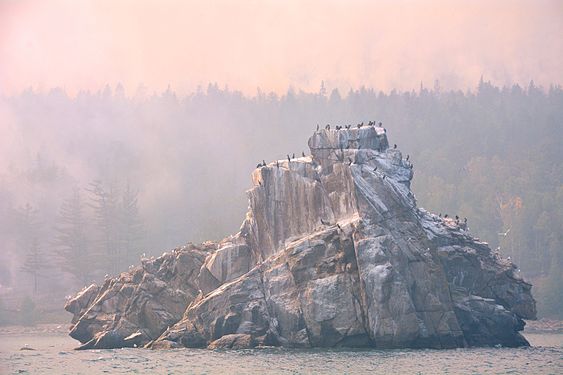Остров Бакланий камень на озере Байкал, Прибайкальский национальный парк, Иркутская область. Автор — Тарасов Дима