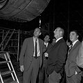 Francouzský prezident Valéry Giscard d'Estaing s doprovodu André Turcata při návštěvě leteckého hangáru. Nad nimi je proudový motor Rolls-Royce/Snecma Olympus 593. (20. května 1969)