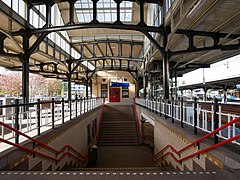 Bussum, Treppe vom Fußgängertunnel zum Inselbahnsteig