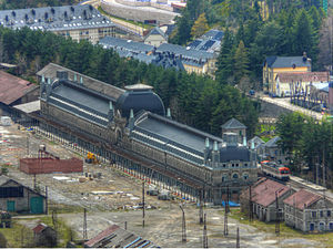 Vue aérienne de la gare de Canfranc et de ses emprises en fin de travaux de rénovation et de reconfiguration de la toiture, côté ex-voies françaises, le 27 avril 2009. À noter l'échantillon de ferme de demi-charpente encadré d'un mur de brique, face au bâtiment voyageur.