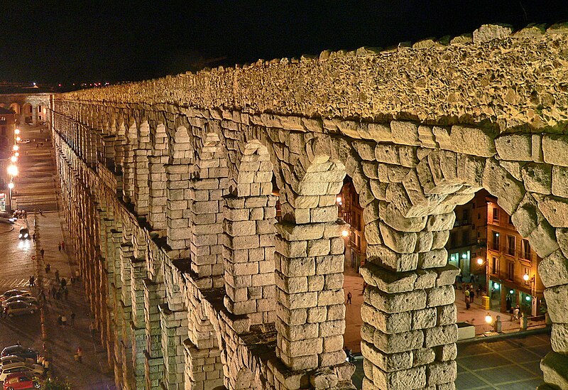 File:Acueducto Segovia noche.JPG