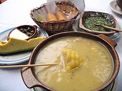 アヒアコのスープは通常、クリーム、ケッパー、アボカドを添え、食べる直前に混ぜ合わせて提供される。