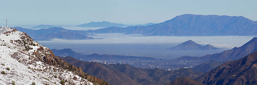 Panorama vido al Santiago, de sur Ĉilia marborda montardorso (Cordillera de la Costa), parto de Andoj