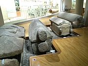 前塚古墳出土石棺（右から2番目） （大阪府立近つ飛鳥博物館）