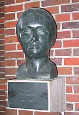 Clara Schumann, eine von vier vor dem Eingang aufgestellten Büsten von Franz Küsters