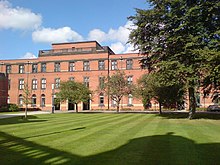 University of Birmingham, the first of the red-brick generation Bbuilding.jpg