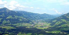 Das Brixental Richtung Osten mit Westendorf (vorne) und Brixen im Thale