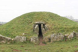 Bryn Celli Ddu, a late Neolithic chambered tomb on Anglesey BrynCelliDdu3.jpg