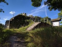 Blick auf Burgplatz der Oberburg mit neuzeitlichem Treppenzugang zu den Grundmauern des Wohnturms.