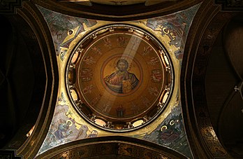 Représentation du Christ pantocrator dans la voûte du catholicon de l'église du Saint-Sépulcre à Jérusalem. (définition réelle 3 888 × 2 534)