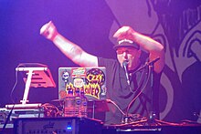 DJ Lethal выступает с Limp Bizkit на Québec Agora Fest 2019.