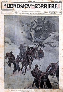 Couverture d'un magazine, en gris, blanc, noir et quelques touches de rouge. Elle représente une armée passant un col sous une tempête de neige. Les soldats à pied sont en file derrière une charrette couverte et deux soldats à cheval. Un des soldats au premier plan est en train de tomber et est soutenu par deux compagnons.
