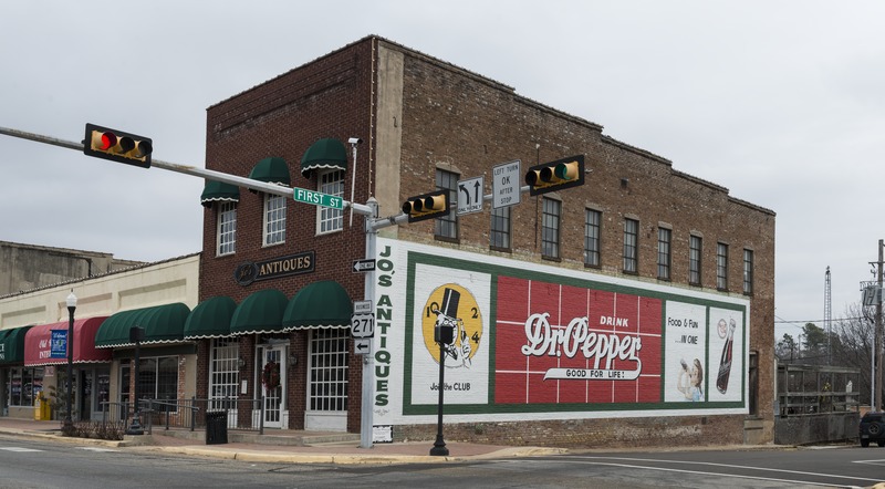 File:Dr. Pepper beverage advertising sign on a building in downtown Mount Pleasant, Texas LCCN2014630245.tif