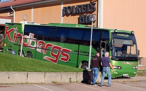 Kindbergs turnébuss utenfor Folkets hus Forshaga