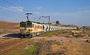 5. KW Die von Hitachi gebaute Elektrolokomotive E 1100 des marokkanischen Eisenbahnunternehmens ONCF zwischen Moualine El Oued und Tamdrost (Oktober 2011).