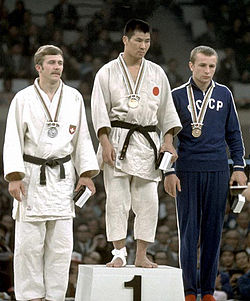 Eric Hänni (vasemmalla) Tokion olympialaisten palkintojenjaossa vuonna 1964.