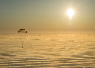 12/03: La nau espacial Soiuz TMA-14M decendeix amb paracaigudes cap al seu objectiu a la província de Karaganda (Kazakhstan) el 12 de març de 2015.