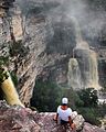 Turistas no alto da cachoeira