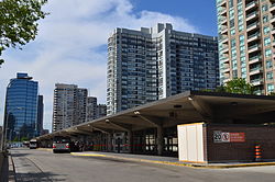 Станція Фінч у Торонто, що поєднує приміські підземні потяги з міськими та міжміськими автобусами.