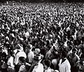 Rassemblement contre l'expulsion des immigrés Juifs à Chypre devant le théâtre Habima à Tel-Aviv en août 1946