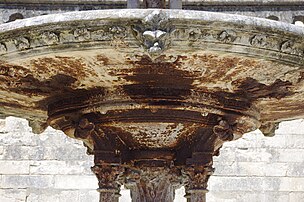 Fontaine en fonte dans la cité Plantagenêt, au Mans. (définition réelle 1 417 × 941)