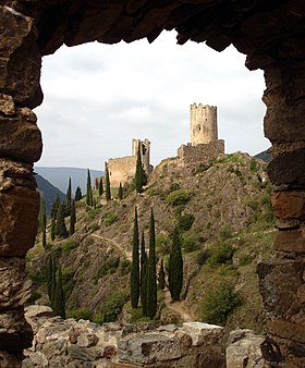 Châteaux de Lastours à travers un rempart du château de Quertinheux