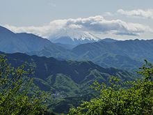 高尾山山頂から望む富士山。