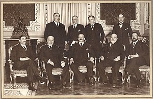 Government presided by the Count of Romanones, seated in the center. Gobierno de Romanones (2).jpg