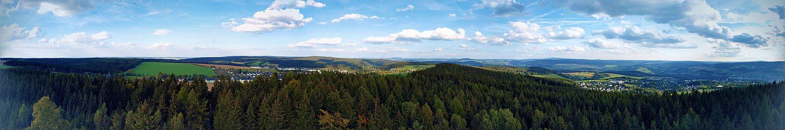 Die Stadtteile Grünhain (links) und Beierfeld (rechts im Vordergrund) vom König-Albert-Turm auf dem Spiegelwald gesehen.