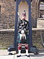 Soldat des Regiments im Wachdienst vor Edinburgh Castle