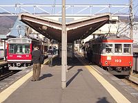 ホームと、かつて乗り入れていた箱根登山鉄道所属車両