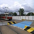 Právně nekodifikovaným způsobem značené místo pro přecházení tramvajové trati u zastávky Hradčanská v Praze v roce 2008