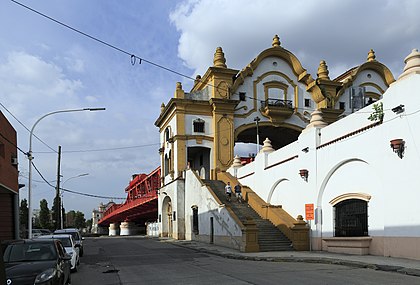 Le pont vu du sud, avec l’escalier (pour piétons) menant au porche d’accès.