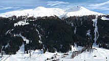 Jakobshorn von Nordwest, über dem Ortsende von Davos Platz