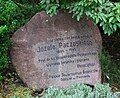 Pierre commémorative dans le jardin botanique de Poznań (centenaire, 1964)