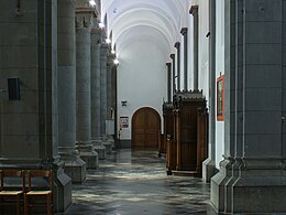 Allée latérale (vue arrière) et confessionnelle.