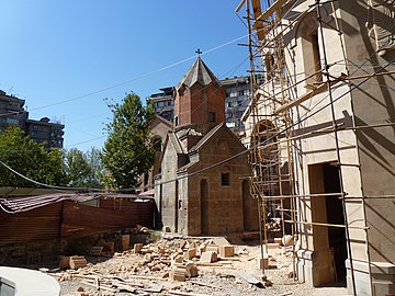Свети Сабор (лево) и црква Свете Ане у изградњи