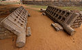 Uși masive din piatră cu balamale bolț, Vijayanagara, actualmente Hampi, India).