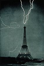 La Torre Eiffel siendo alcanzada por un rayo