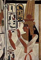 Ramses II:n puoliso Nefertari hautamaalauksessa