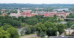 Downtown Marietta in July 2007, including the Muskingum River (foreground) and the رودخانه اوهایو (background right)