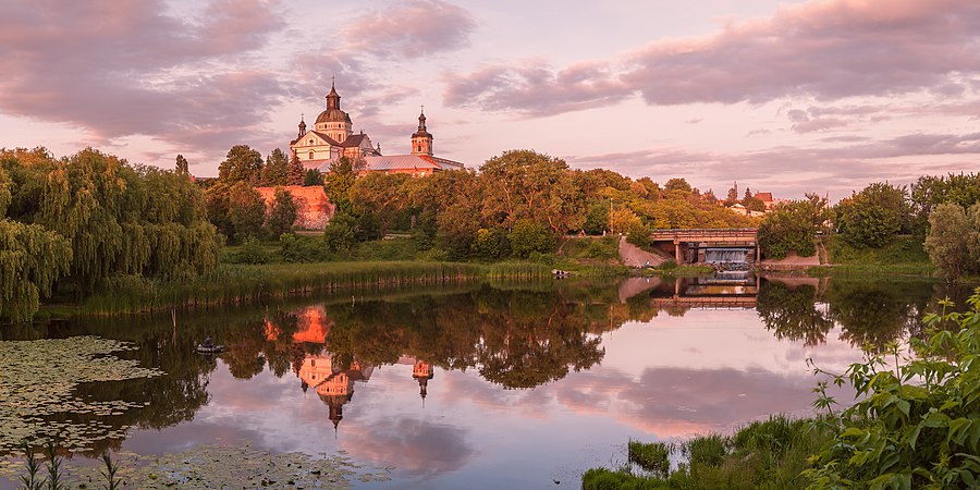 图为位于乌克兰日托米尔州别尔基切夫的加尔默罗修道院。
