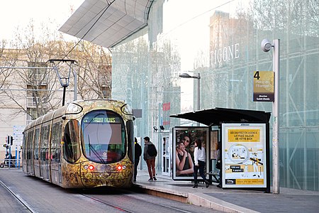 Tram 4 à la station de la place de l'Europe, Rue Poséidon.